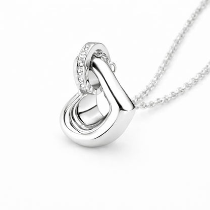 Vue 3/4 du pendentif cœur éternel urne argenté avec finition polie et design épuré