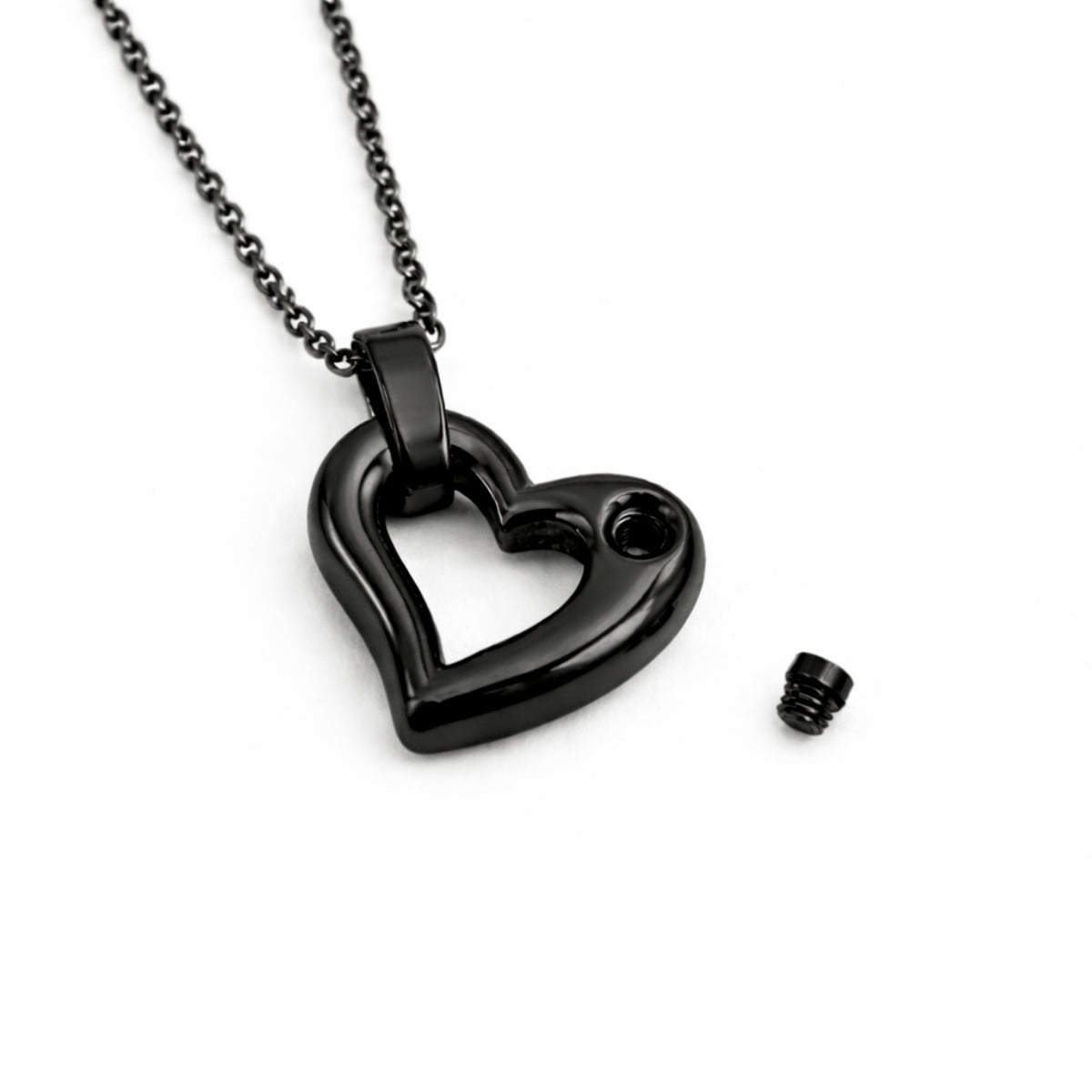 Détail du compartiment interne sécurisé du pendentif cœur éternel urne noir avec fermeture à vis