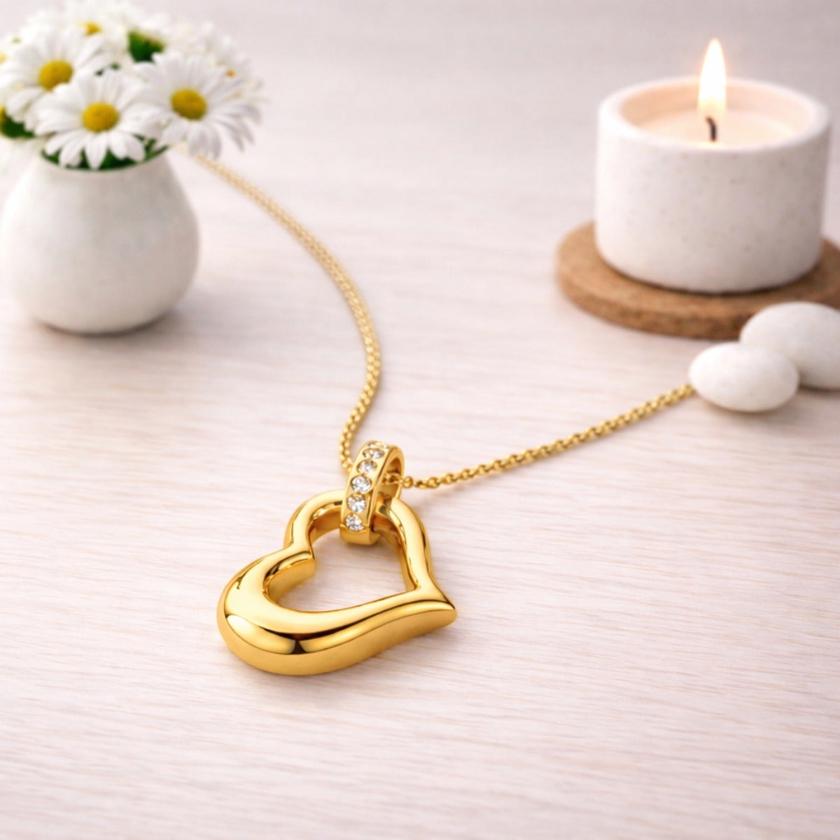 Pendentif cœur éternel urne doré présenté dans une ambiance claire et élégante
