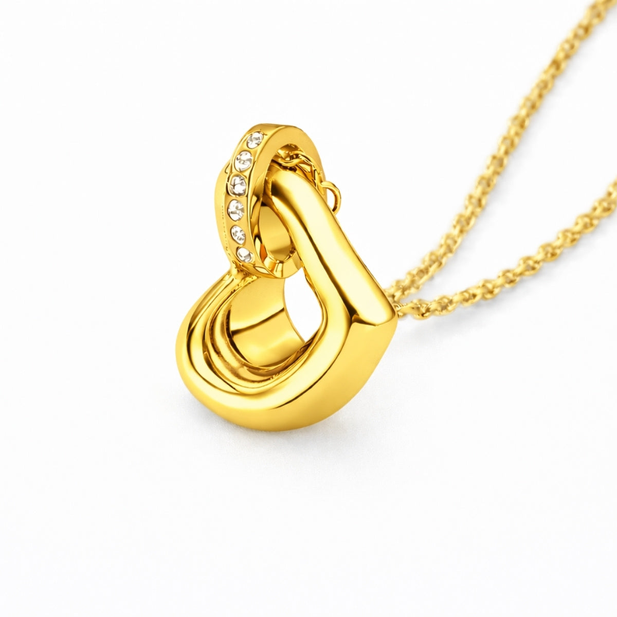 Vue 3/4 du pendentif cœur éternel urne doré avec finition brillante et design épuré