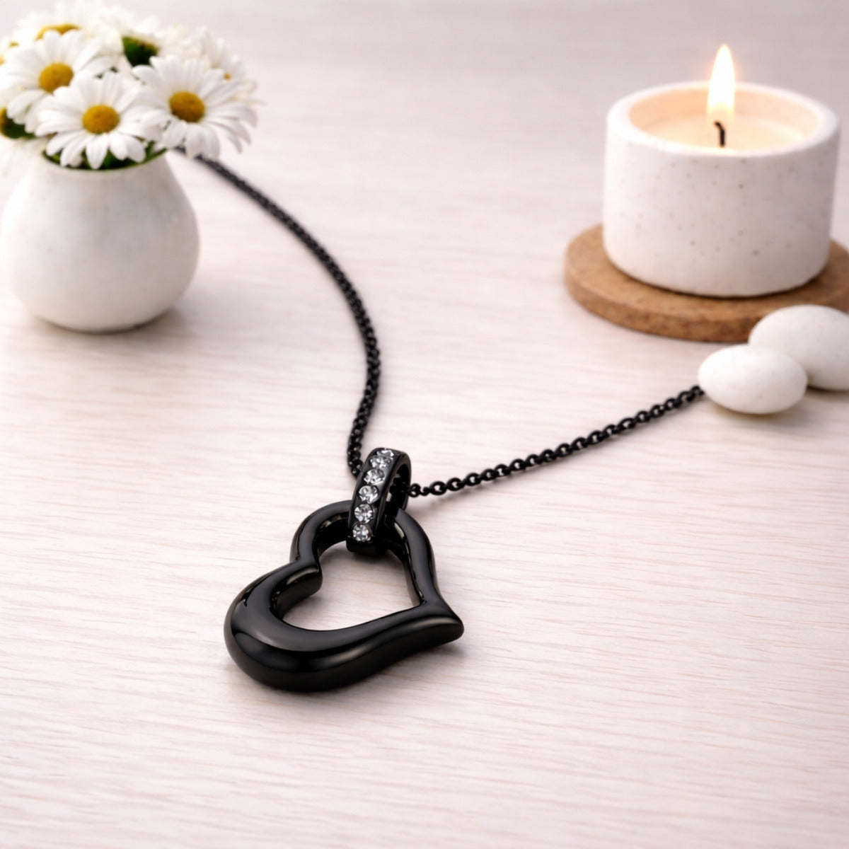 Pendentif cœur éternel urne noir présenté dans une ambiance claire et élégante
