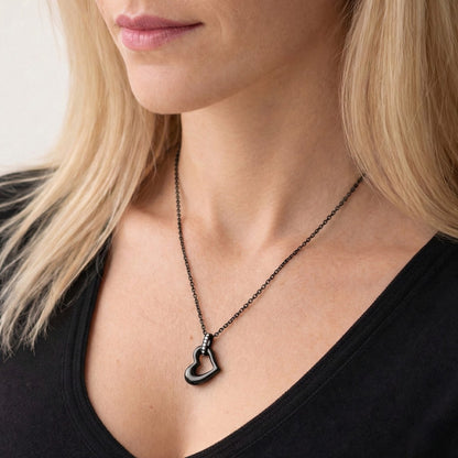 Pendentif cœur éternel urne noir au cou, bijou discret symbole de lien éternel