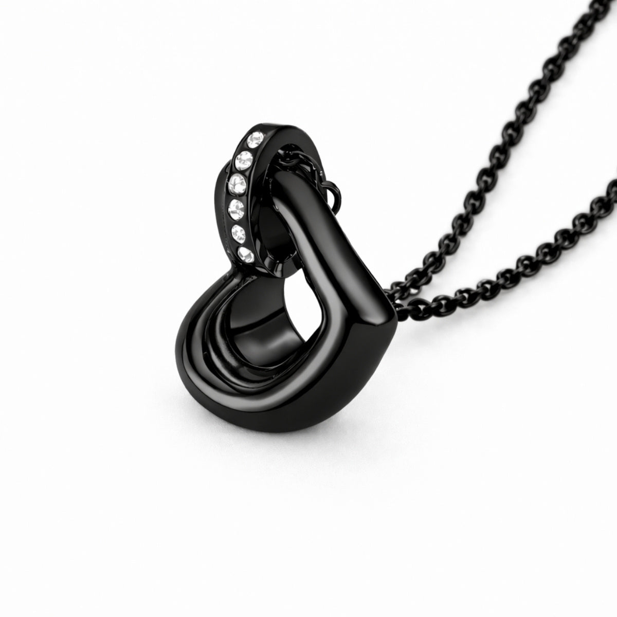 Vue 3/4 du pendentif cœur éternel urne noir avec finition brillante et design épuré