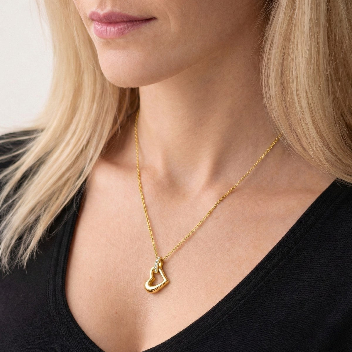 Pendentif cœur éternel urne doré au cou, bijou discret symbole de lien éternel