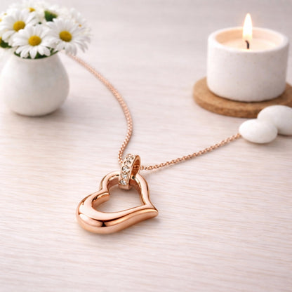 Pendentif cœur éternel urne rose présenté dans une ambiance claire et élégante