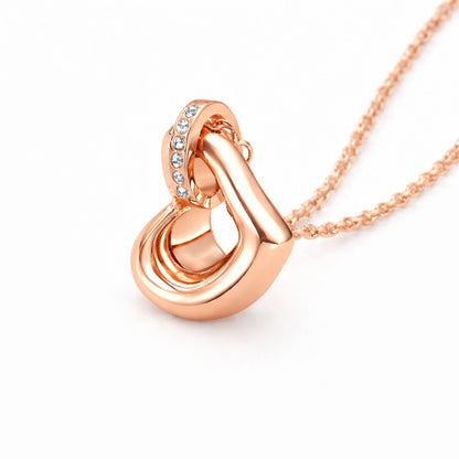 Vue 3/4 du pendentif cœur éternel urne rose avec finition lumineuse et design épuré