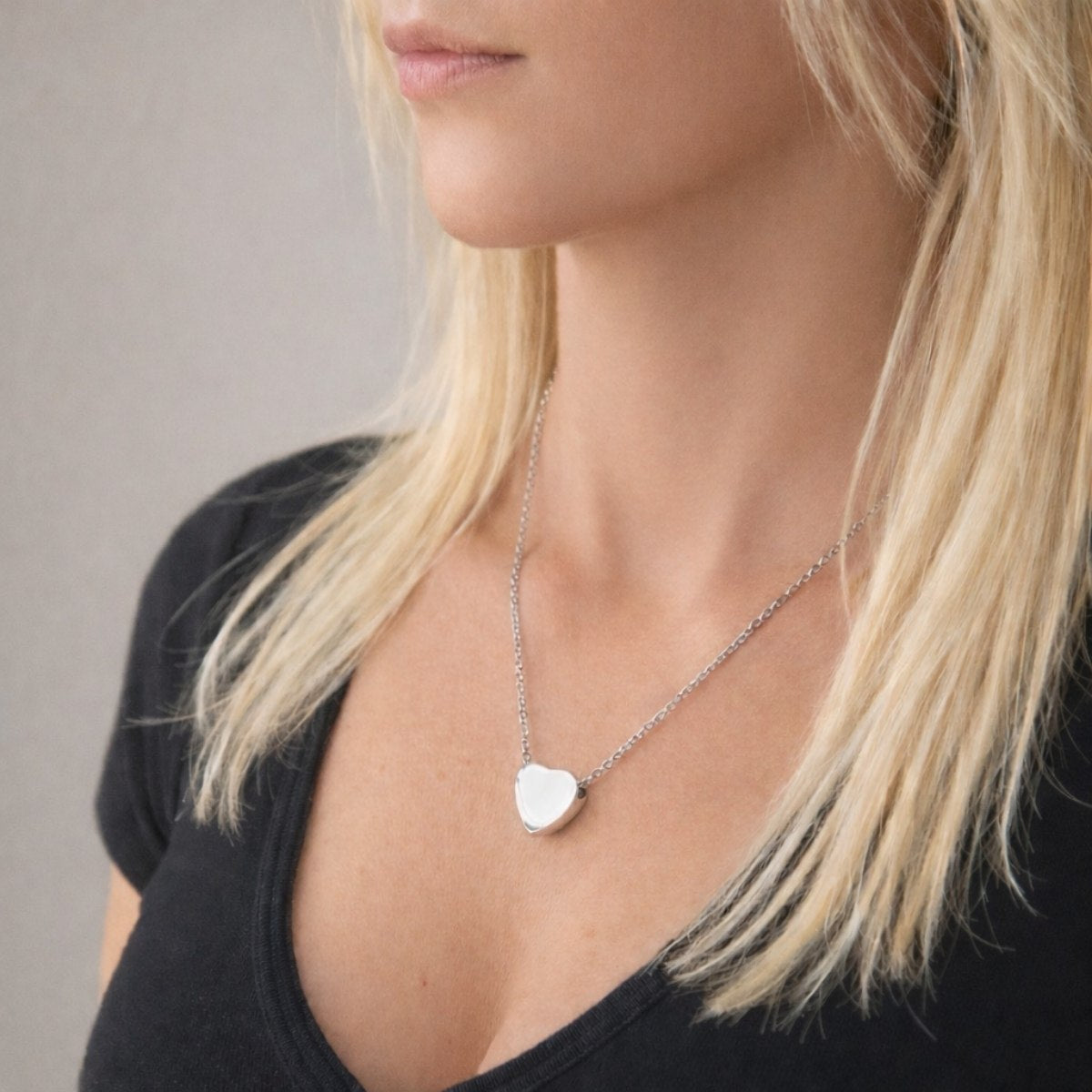 Pendentif cœur argenté au cou avec élégance – bijou symbolique discret Mementery