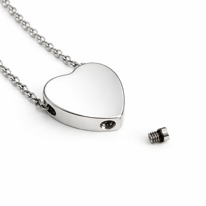 Détail de la vis et du compartiment sécurisé du pendentif cœur urne en acier inoxydable argenté
