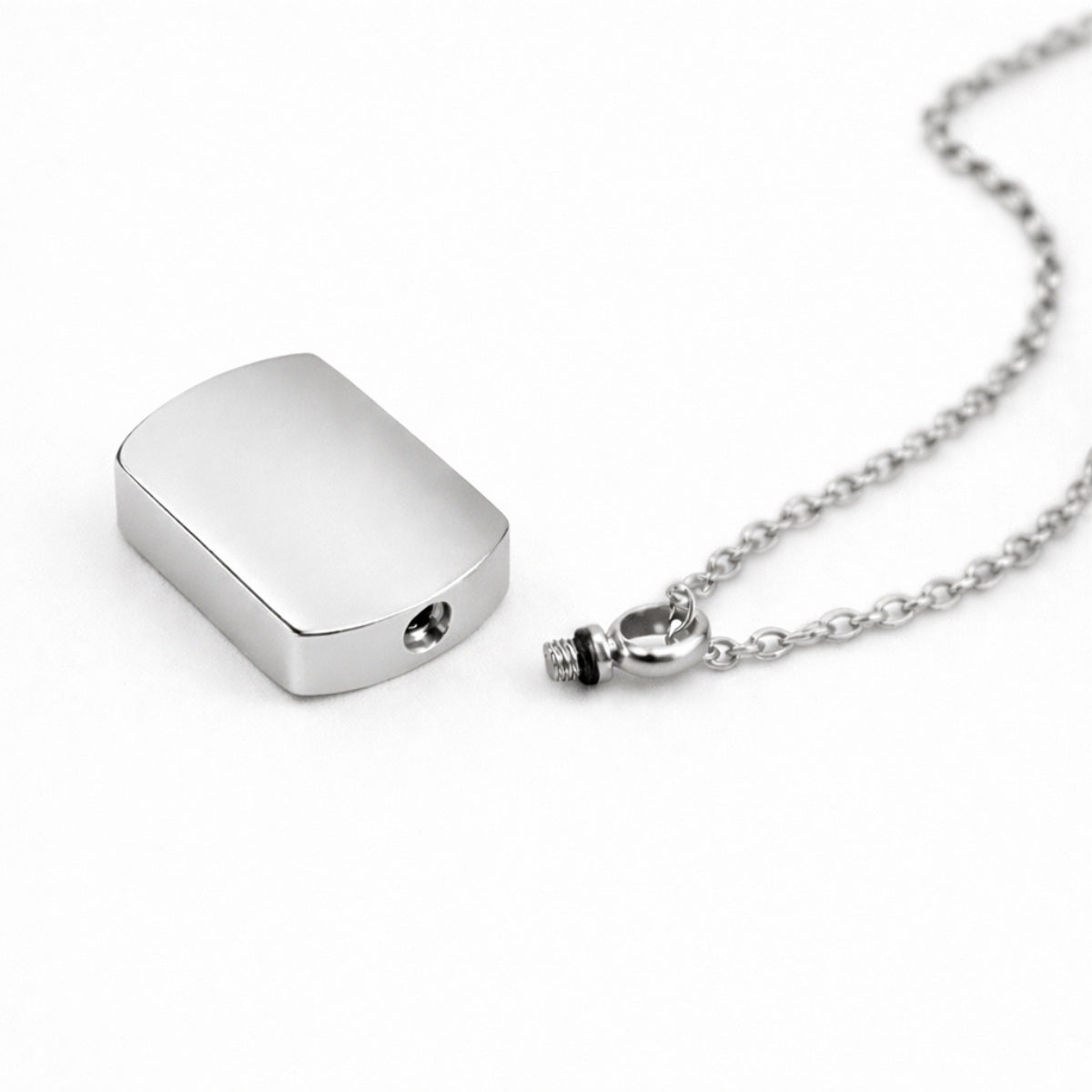Détail du compartiment interne sécurisé du pendentif Héritage urne argenté avec fermeture à vis