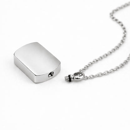 Détail du compartiment interne sécurisé du pendentif Héritage urne argenté avec fermeture à vis