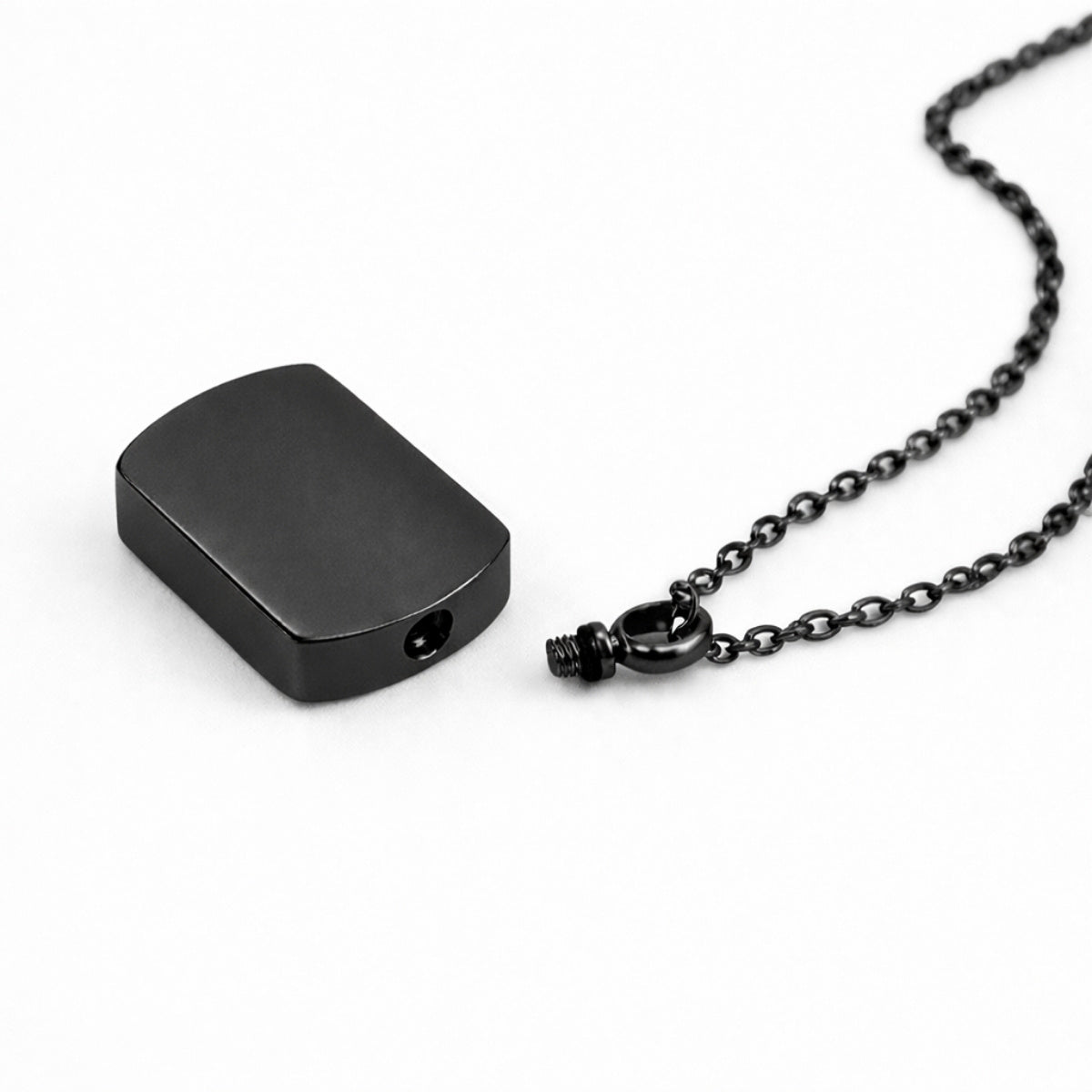 Détail du compartiment interne sécurisé du pendentif Héritage urne noir avec fermeture à vis