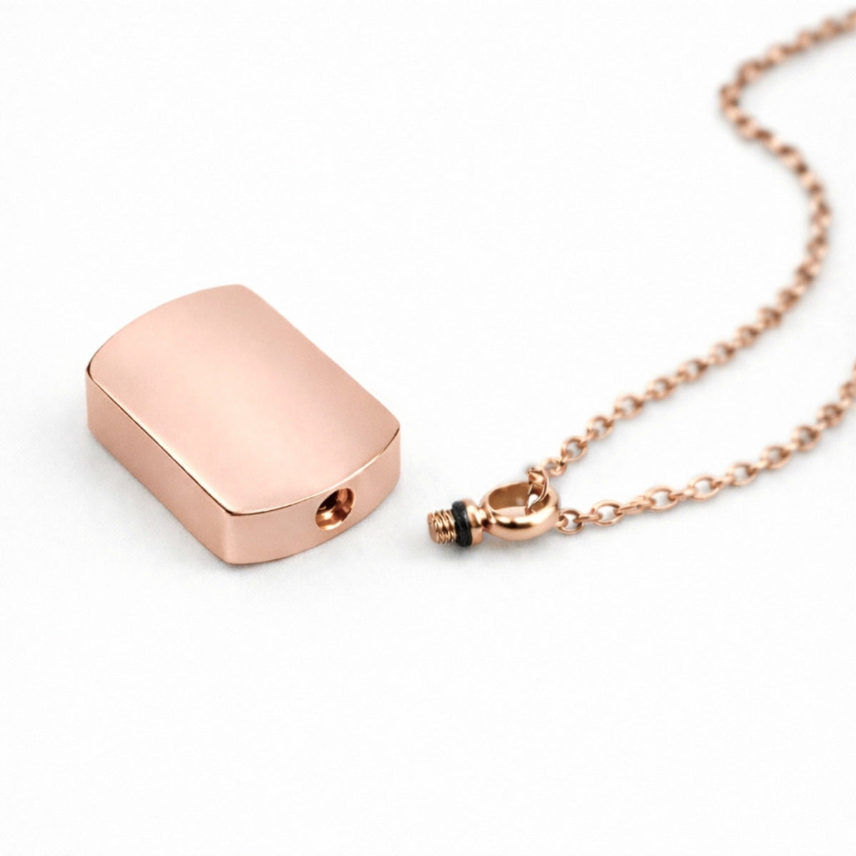 Détail du compartiment interne sécurisé du pendentif Héritage urne rose avec fermeture à vis