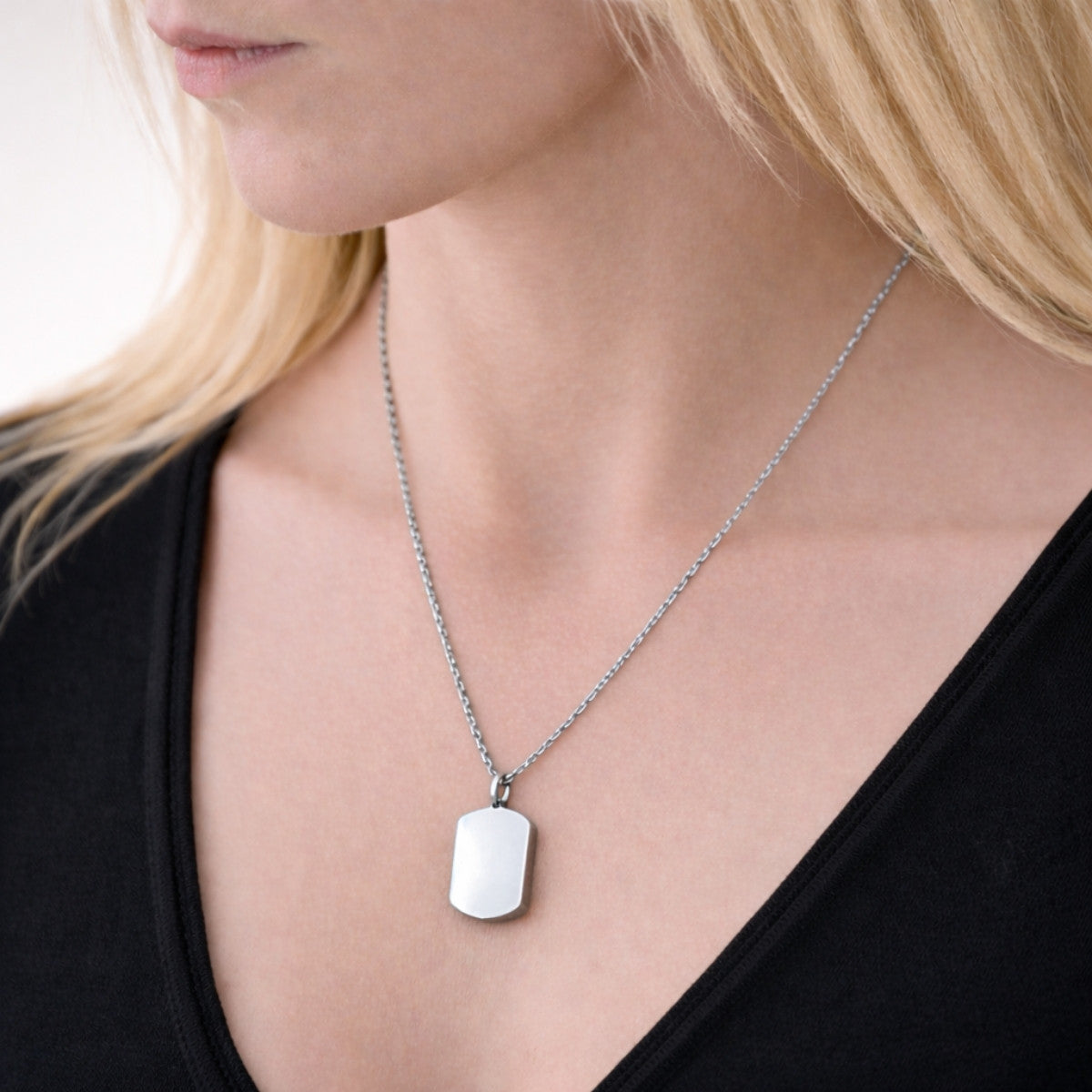 Pendentif Héritage urne argenté au cou, bijou discret symbole de souvenir intime