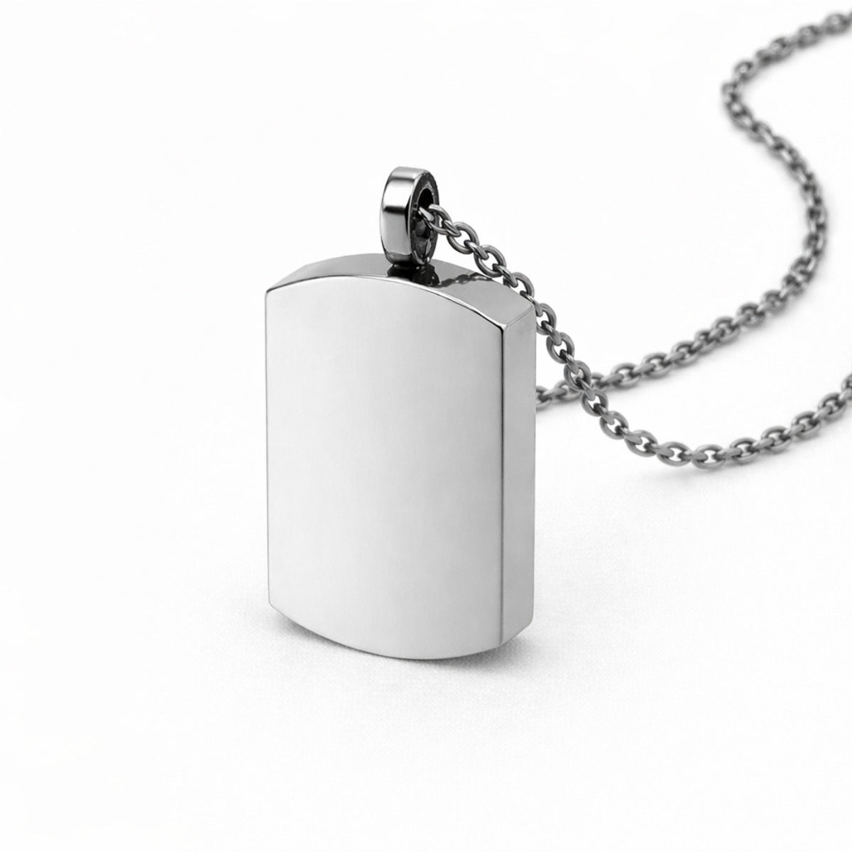 Vue 3/4 du pendentif Héritage urne argenté avec finition lisse et design épuré