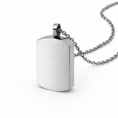 Vue 3/4 du pendentif Héritage urne argenté avec finition lisse et design épuré