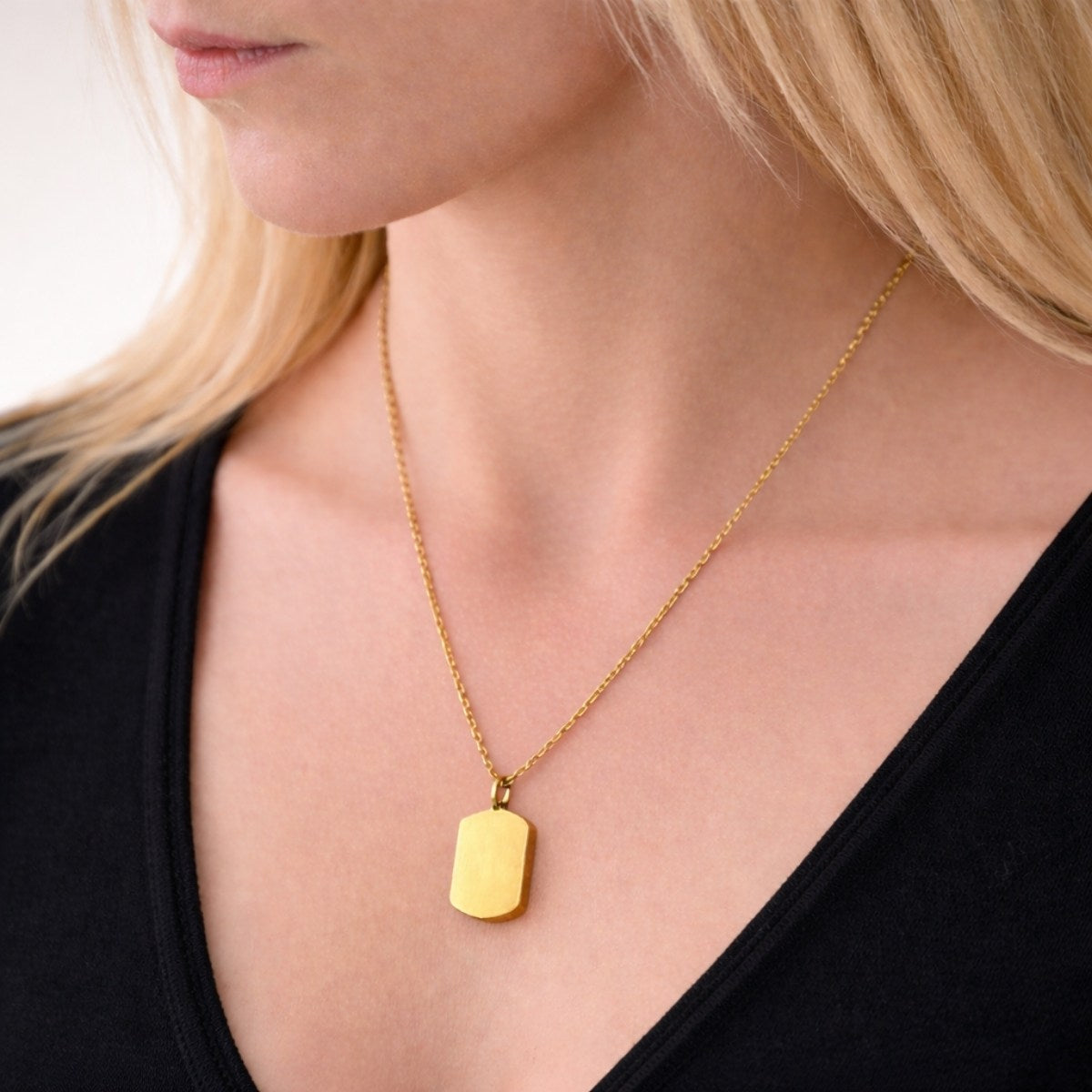 Pendentif Héritage urne doré au cou, bijou discret symbole de souvenir intime