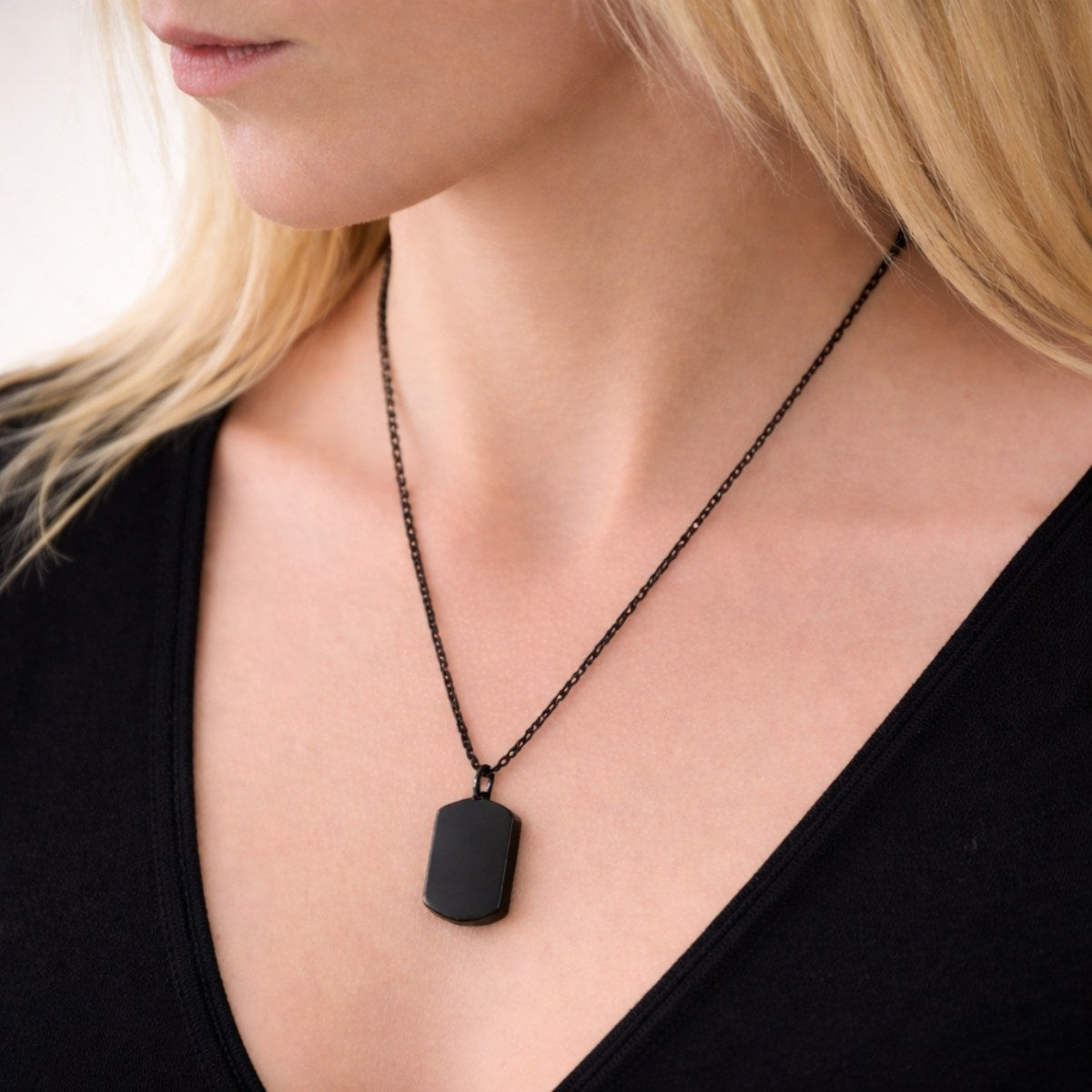 Pendentif Héritage urne noir au cou, bijou discret symbole de souvenir intime
