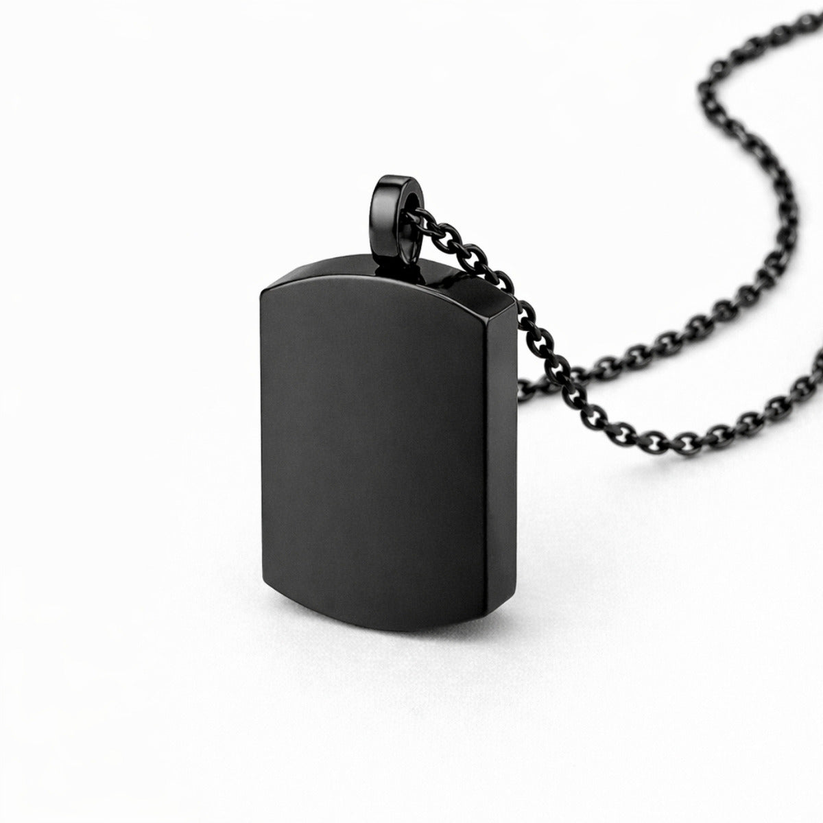 Vue 3/4 du pendentif Héritage urne noir avec finition lisse et design épuré