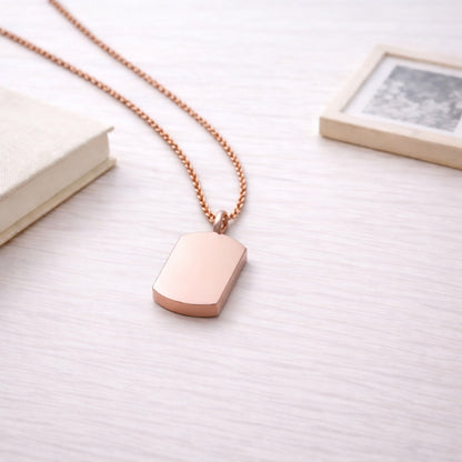 Pendentif Héritage urne rose présenté dans une ambiance claire et élégante