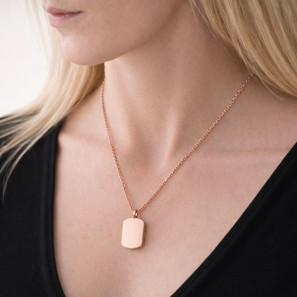 Pendentif Héritage urne rose au cou, bijou discret symbole de souvenir intime