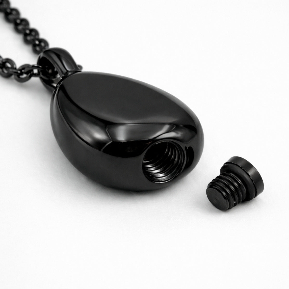 Détail du compartiment interne sécurisé du pendentif Souffle Éternel urne noir avec fermeture à vis