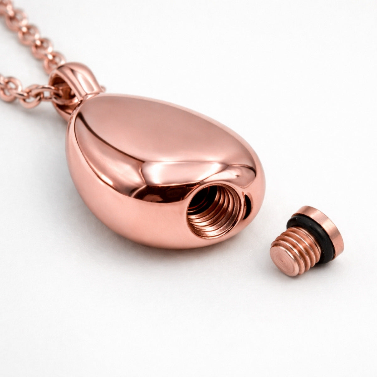 Détail du compartiment interne sécurisé du pendentif Souffle Éternel urne rose avec fermeture à vis