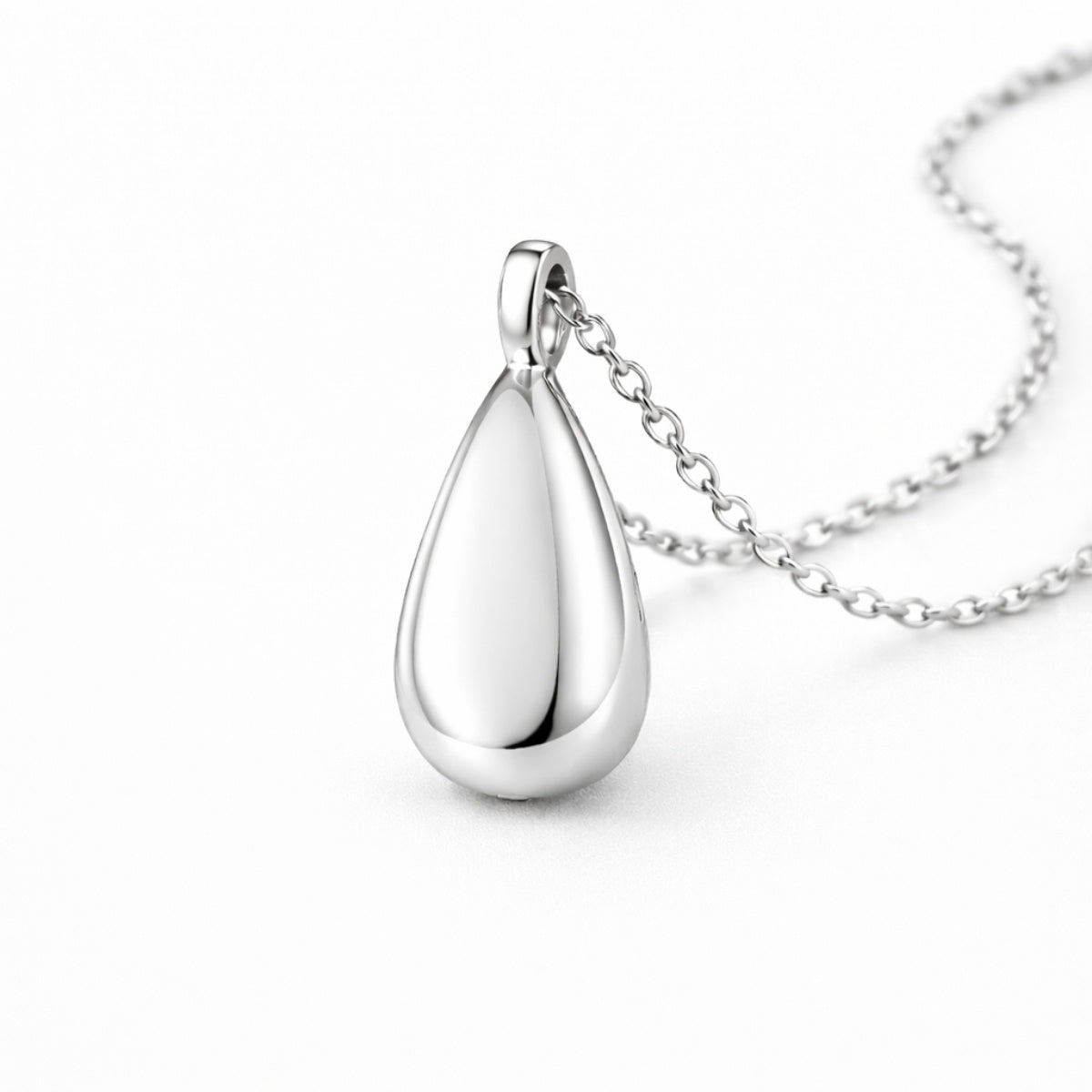 Vue 3/4 du pendentif Souffle Éternel urne argenté avec finition lisse et design épuré