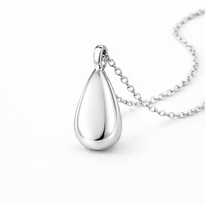 Vue 3/4 du pendentif Souffle Éternel urne argenté avec finition lisse et design épuré