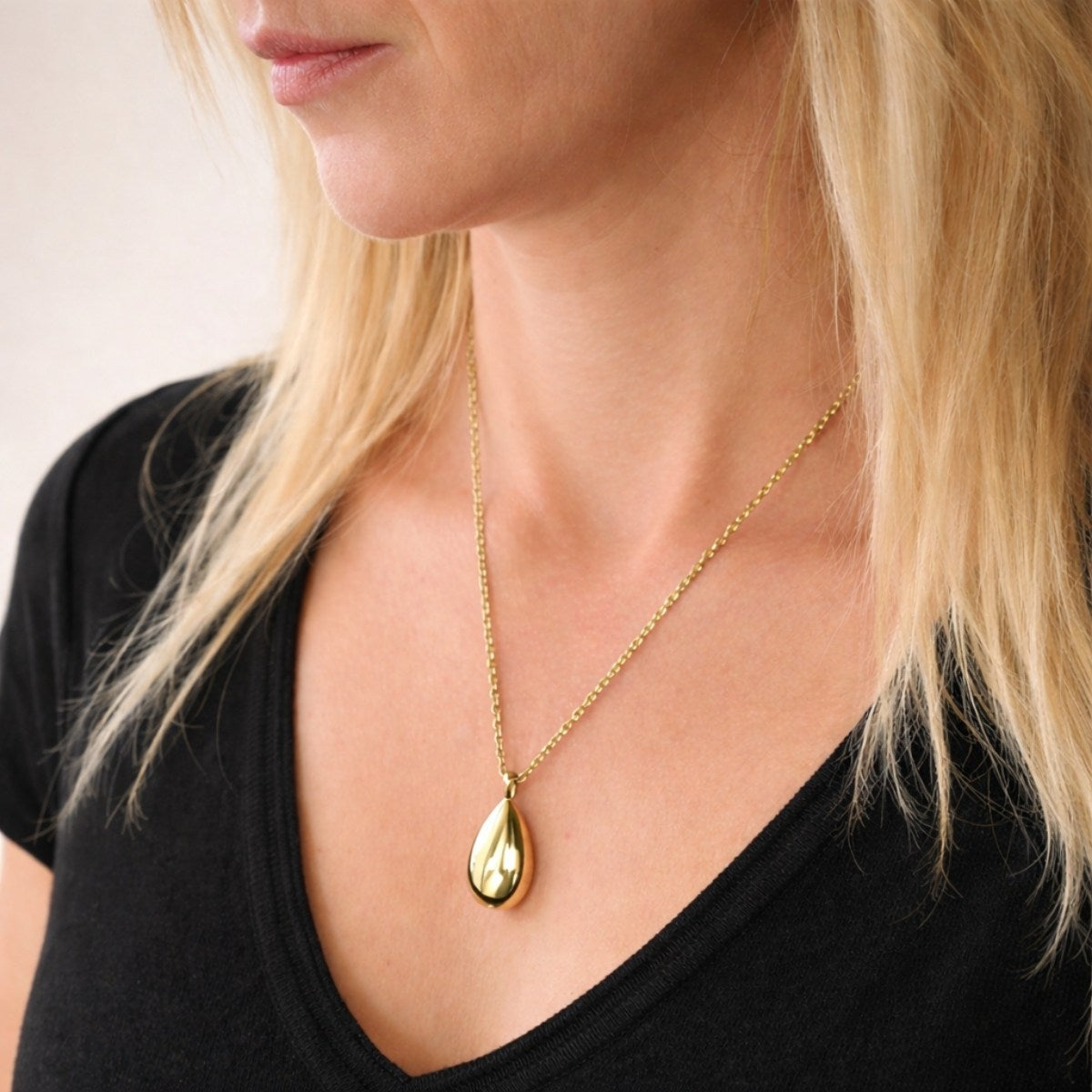 Pendentif Souffle Éternel urne doré au cou, bijou discret symbole de lien éternel