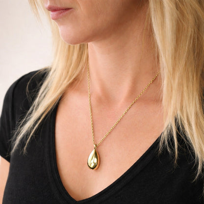 Pendentif Souffle Éternel urne doré au cou, bijou discret symbole de lien éternel