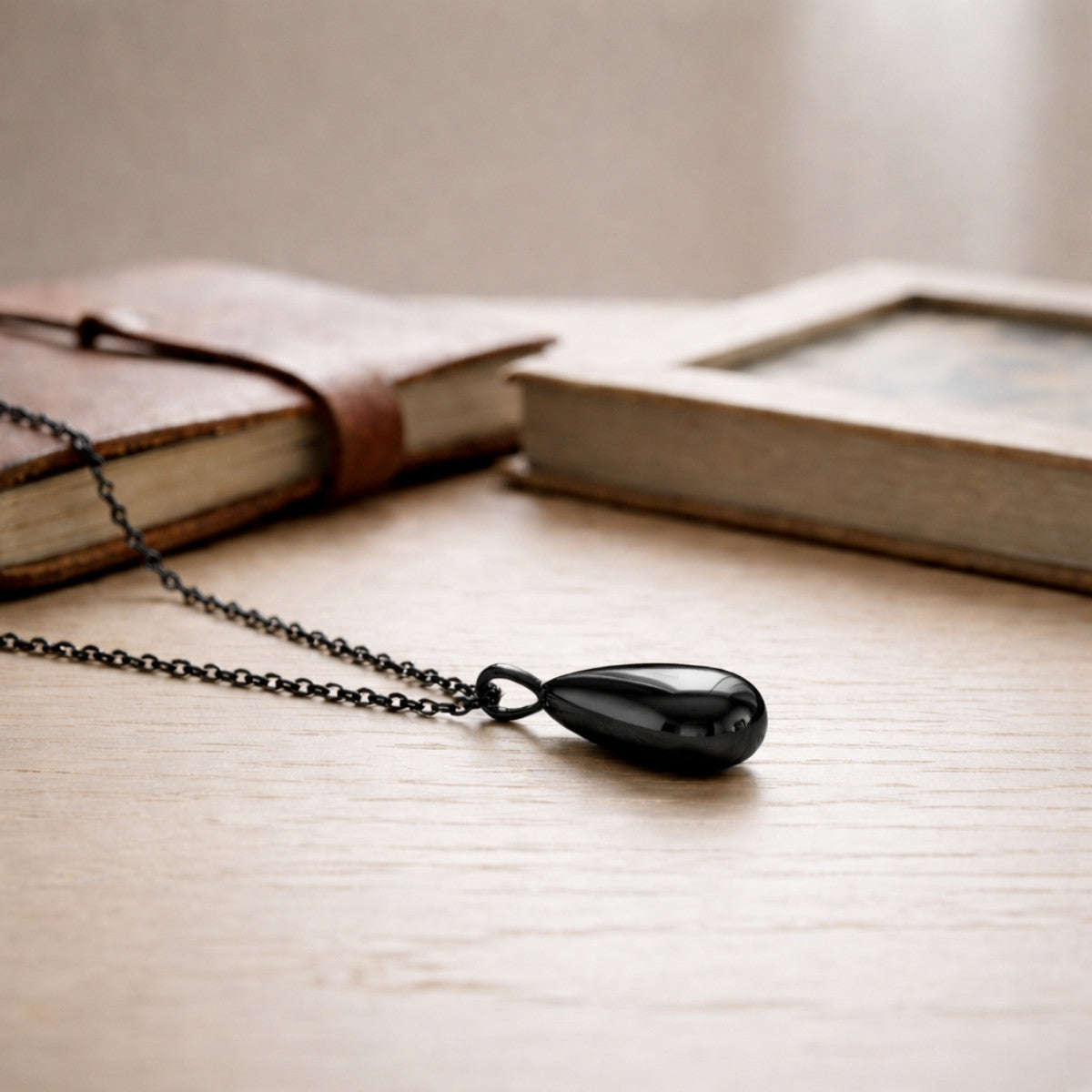 Pendentif Souffle Éternel urne noir présenté dans une ambiance claire et élégante