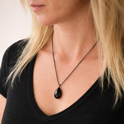 Pendentif Souffle Éternel urne noir au cou, bijou discret symbole de lien éternel