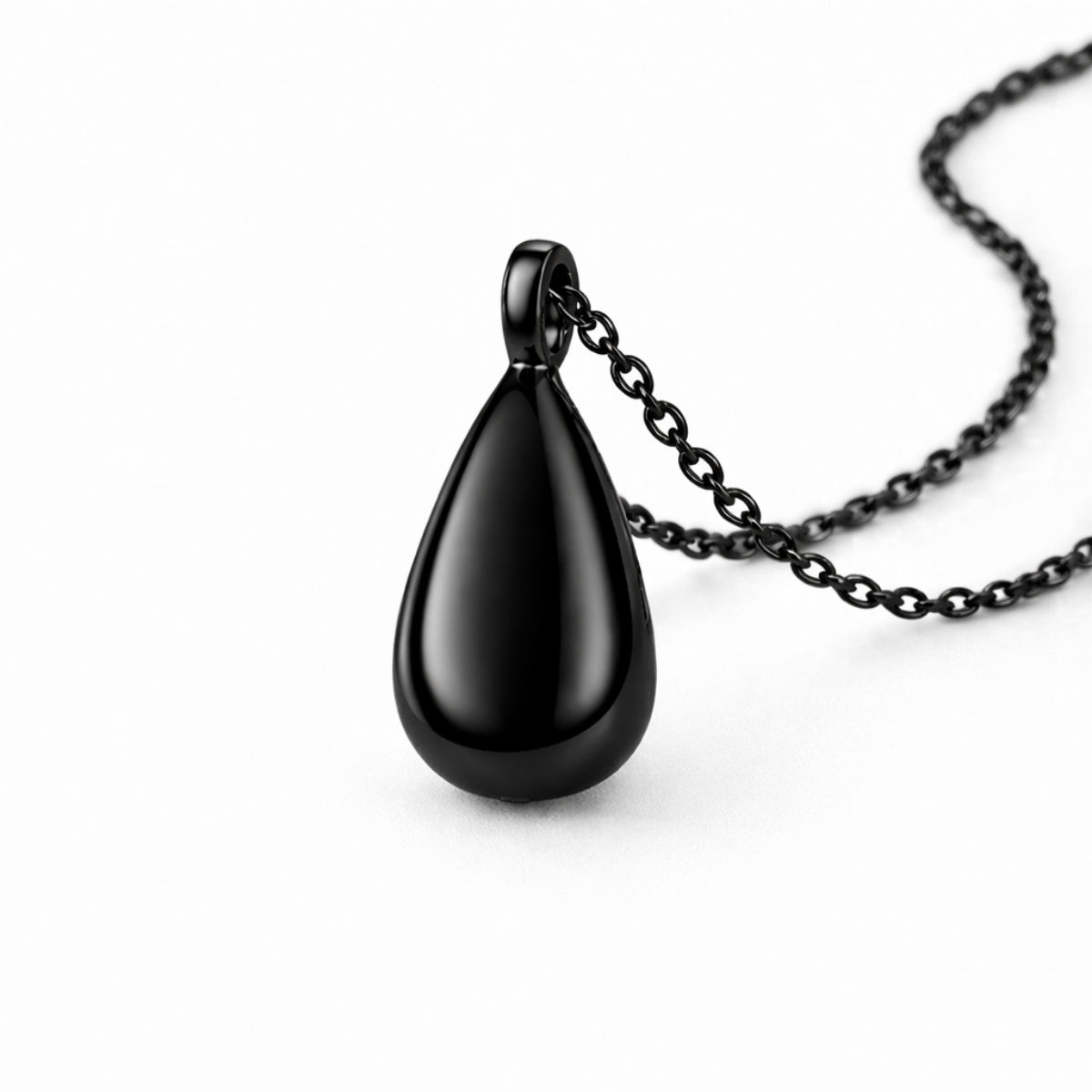 Vue 3/4 du pendentif Souffle Éternel urne noir avec finition brillante et design épuré