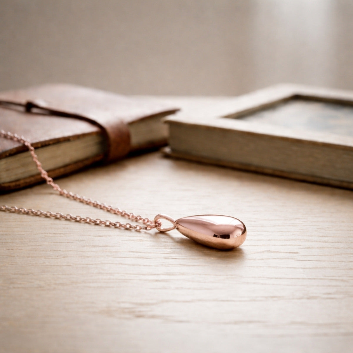 Pendentif Souffle Éternel urne rose présenté dans une ambiance claire et élégante