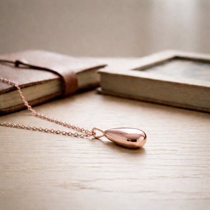 Pendentif Souffle Éternel urne rose présenté dans une ambiance claire et élégante