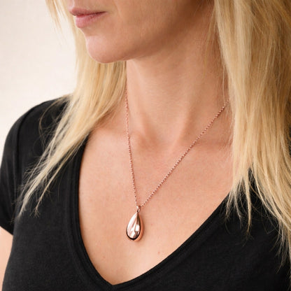 Pendentif Souffle Éternel urne rose au cou, bijou discret symbole de lien éternel