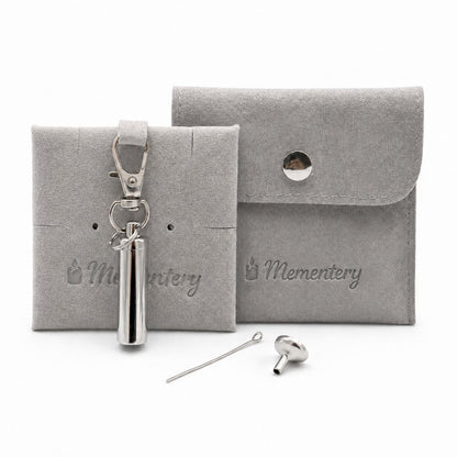Porte-clés Capsule du Souvenir argenté avec pochette Mementery et accessoires de remplissage inclus