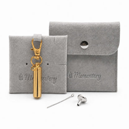 Porte-clés Capsule du Souvenir doré avec pochette Mementery et accessoires de remplissage inclus