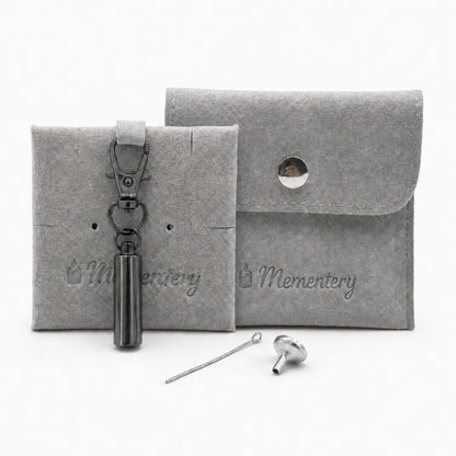 Porte-clés Capsule du Souvenir noir avec pochette Mementery et accessoires de remplissage inclus