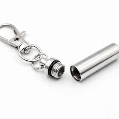 Détail du compartiment sécurisé du porte-clés Capsule du Souvenir en acier inoxydable argenté