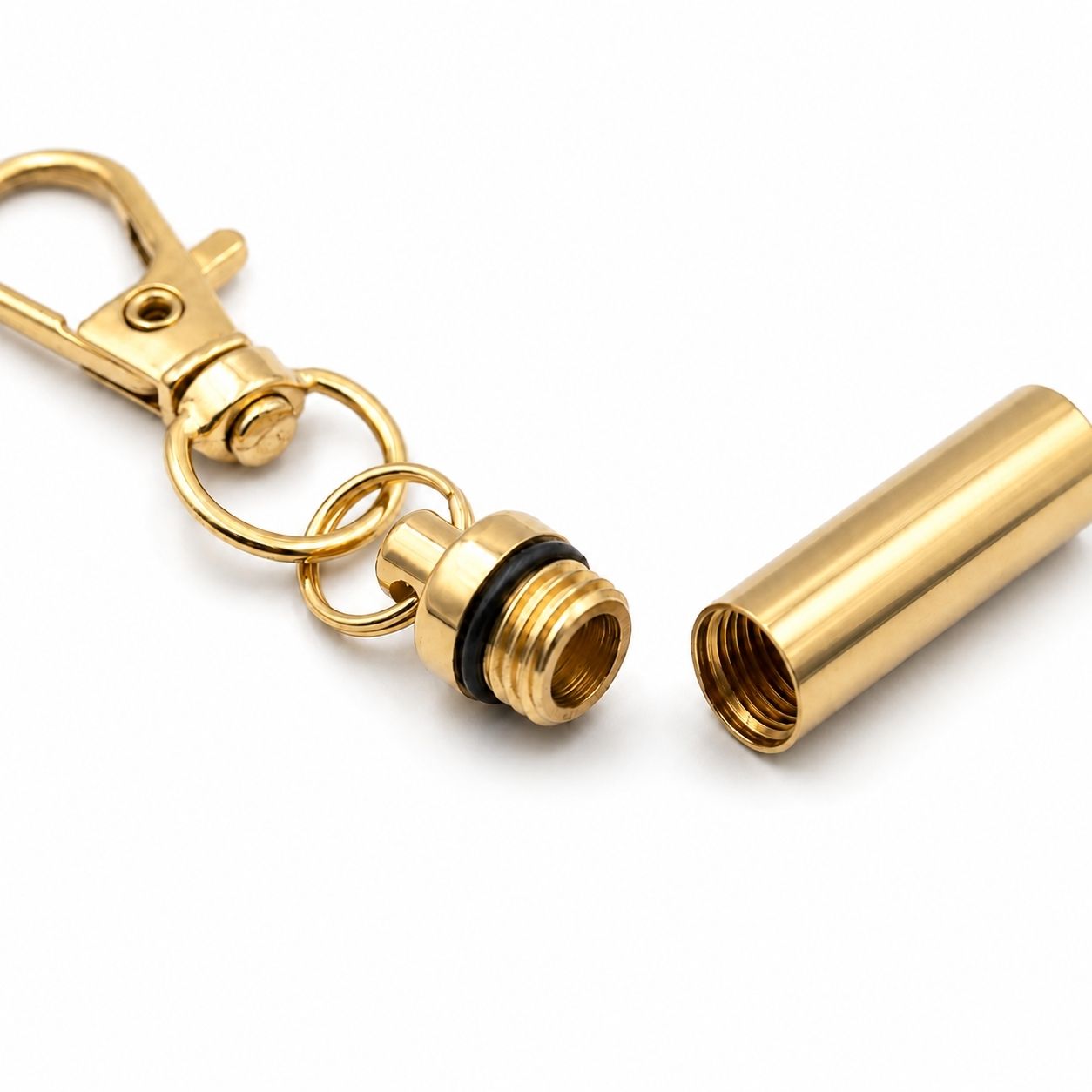 Détail du compartiment sécurisé du porte-clés Capsule du Souvenir en acier inoxydable doré