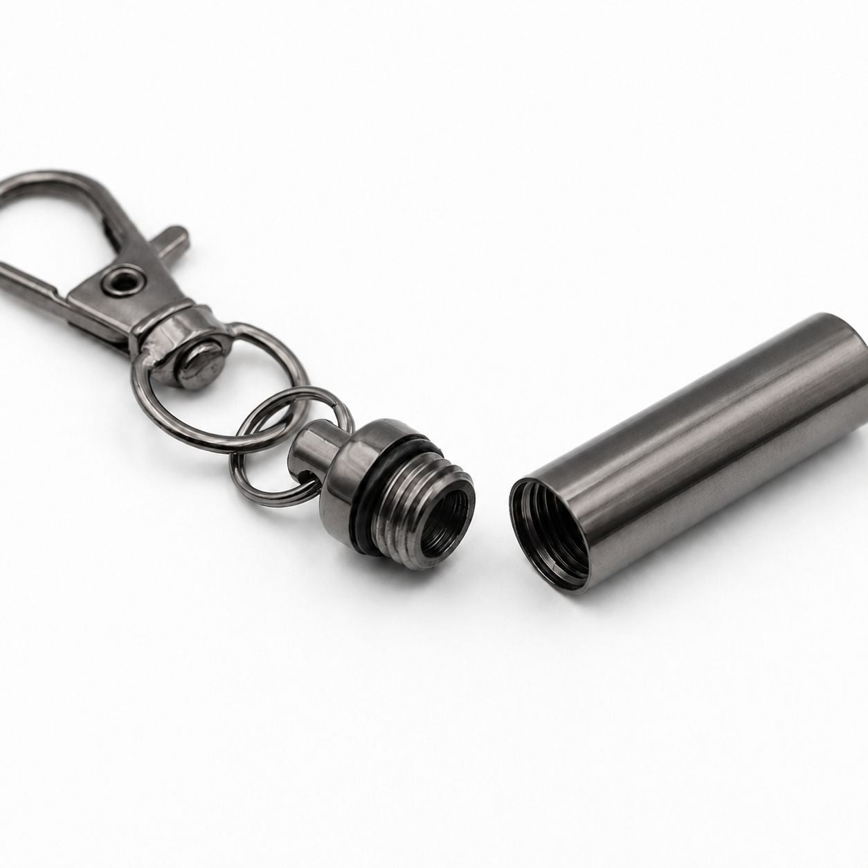 Détail du compartiment sécurisé du porte-clés Capsule du Souvenir en acier inoxydable noir
