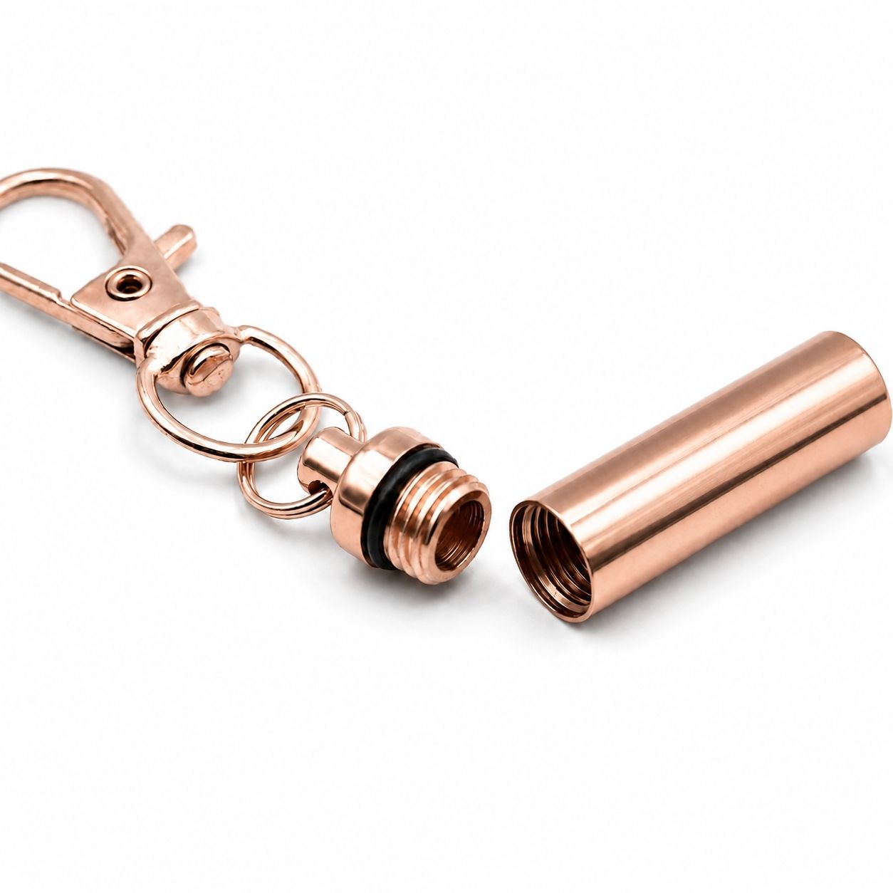 Détail du compartiment sécurisé du porte-clés Capsule du Souvenir en acier inoxydable rose