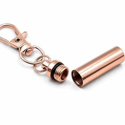 Détail du compartiment sécurisé du porte-clés Capsule du Souvenir en acier inoxydable rose