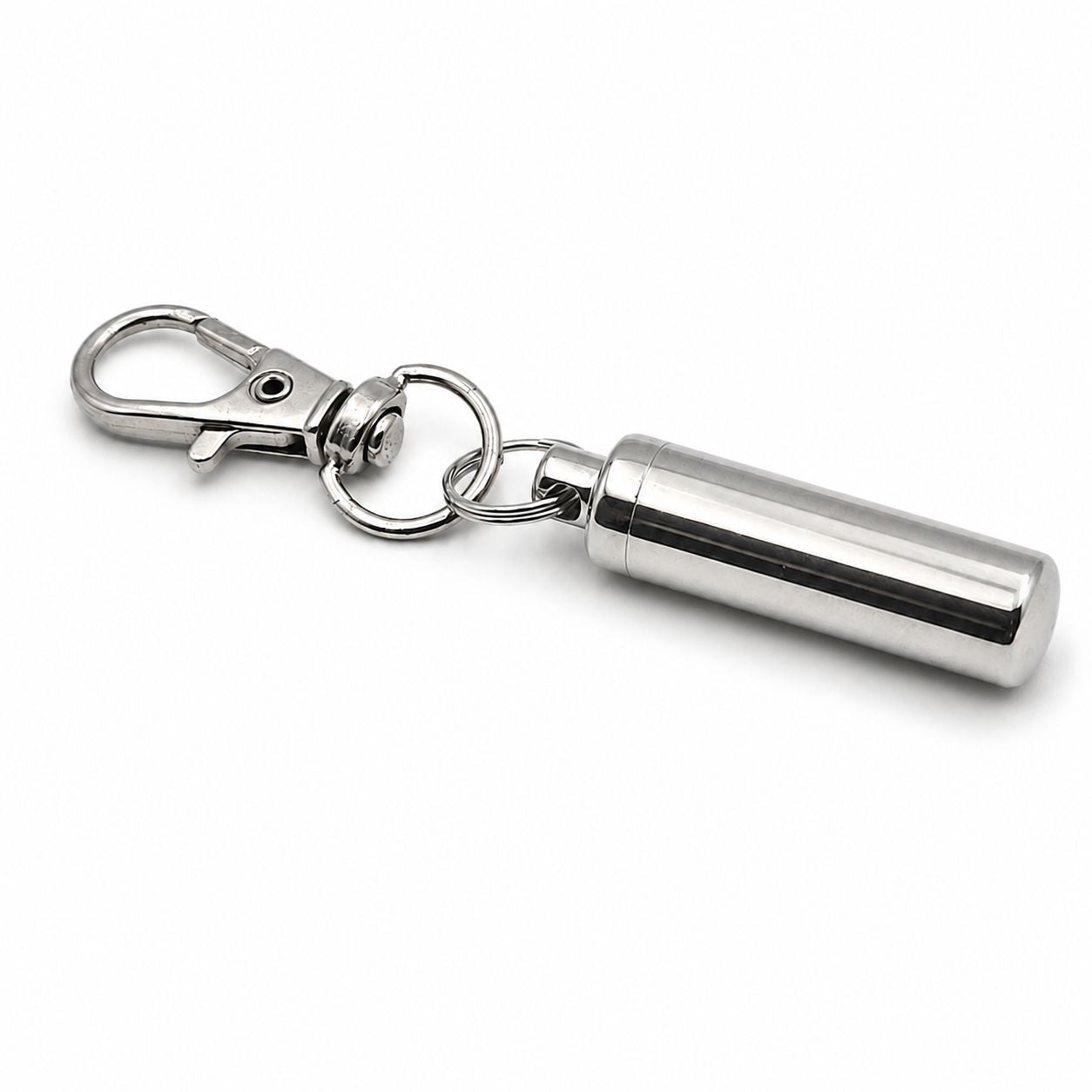 Vue 3/4 du porte-clés Capsule du Souvenir urne en acier inoxydable argenté avec mousqueton et capsule cylindrique
