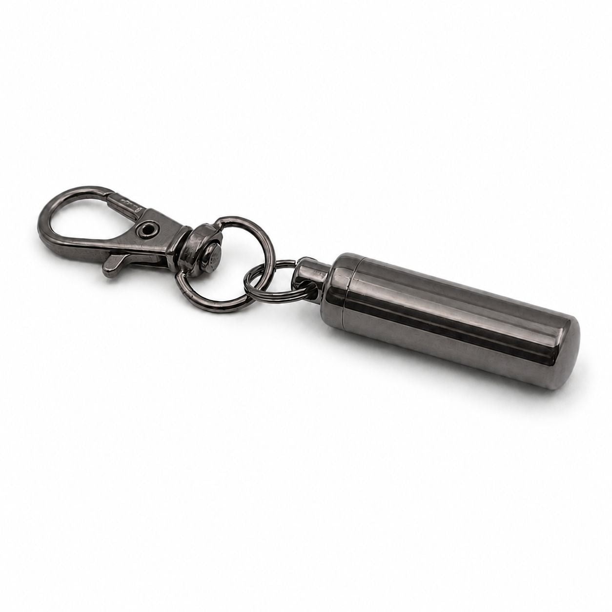 Vue 3/4 du porte-clés Capsule du Souvenir urne en acier inoxydable noir avec mousqueton et capsule cylindrique