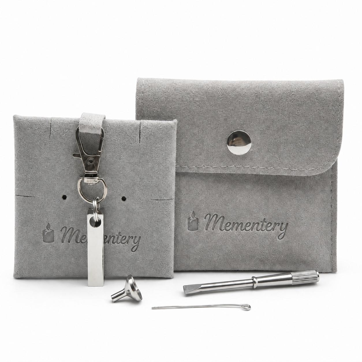Porte-clés Écrin du Souvenir argenté avec pochette Mementery et accessoires de remplissage inclus