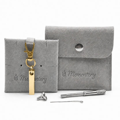 Porte-clés Écrin du Souvenir doré avec pochette Mementery et accessoires de remplissage inclus