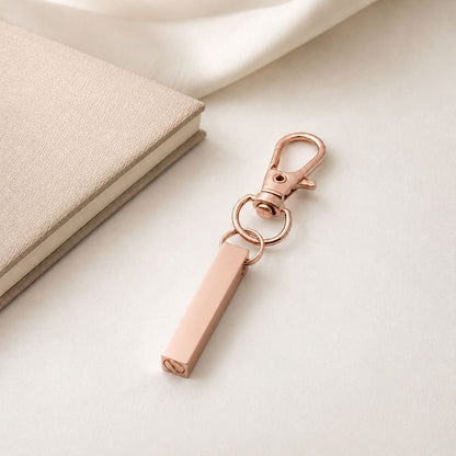 Porte-clés Écrin du Souvenir en acier inoxydable rose dans une ambiance élégante et minimaliste