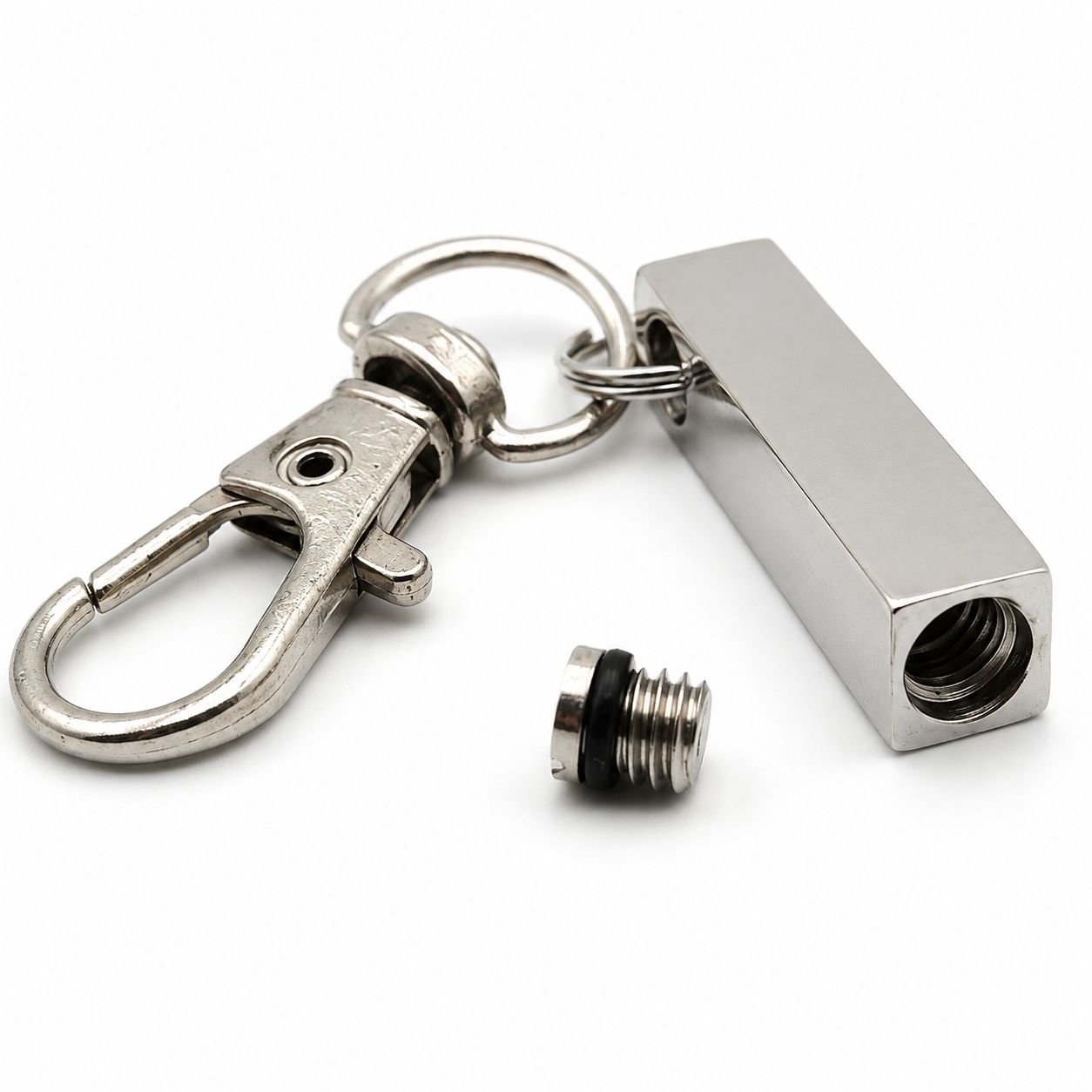 Détail du compartiment sécurisé du porte-clés Écrin du Souvenir en acier inoxydable argenté